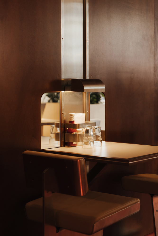 Деталь интерьера ресторана PNY Grenoble с освещением