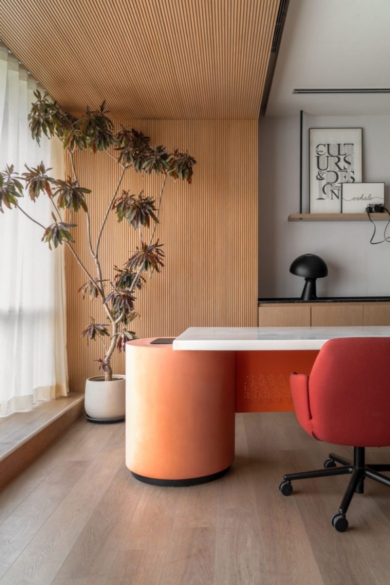 Деталь рабочего кабинета с растением и столом Confidential Client Offices