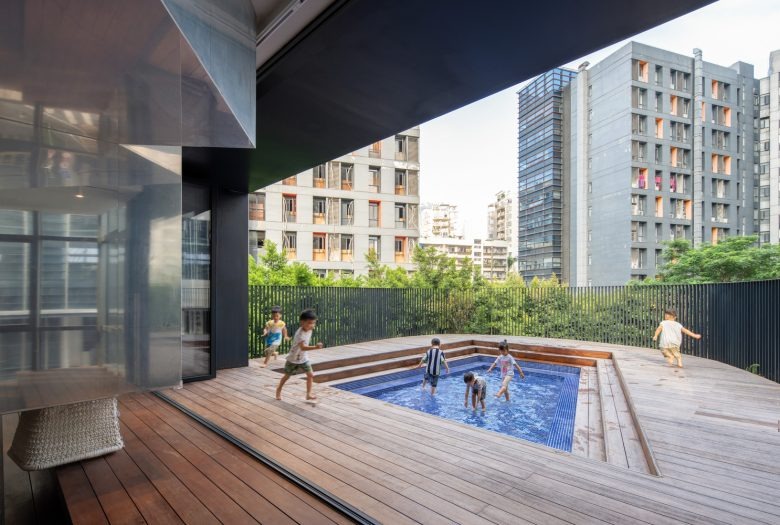 Детская площадка с бассейном на террасе Cheer Kindergartenchiatric Clinic