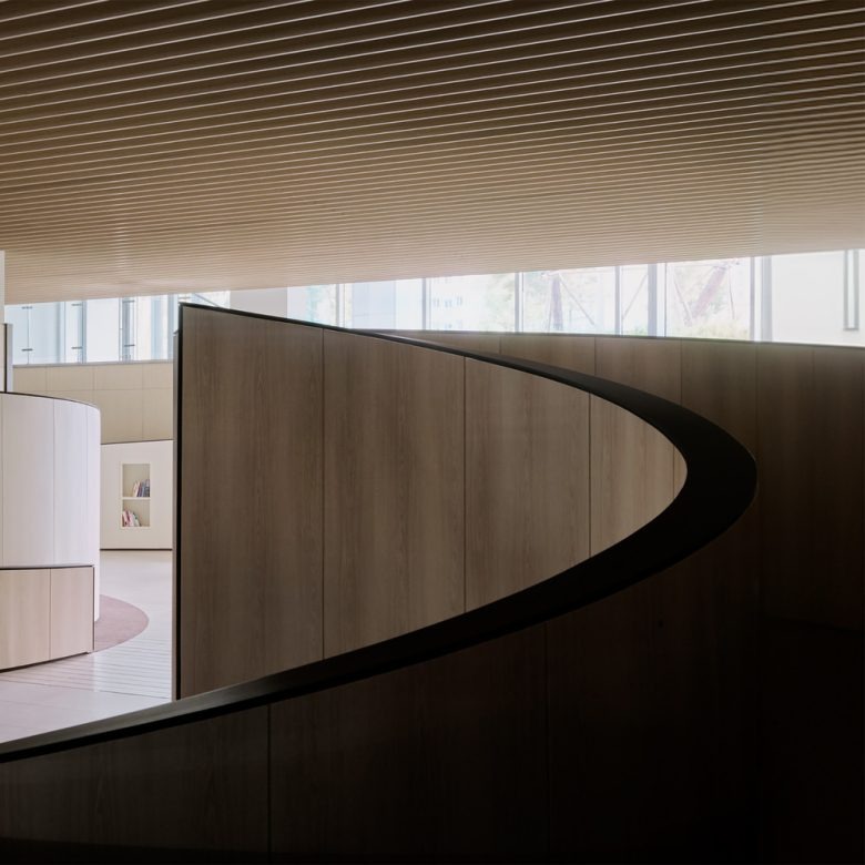 Динамика пространства с криволинейной перегородкой KEPCO Community Lounge