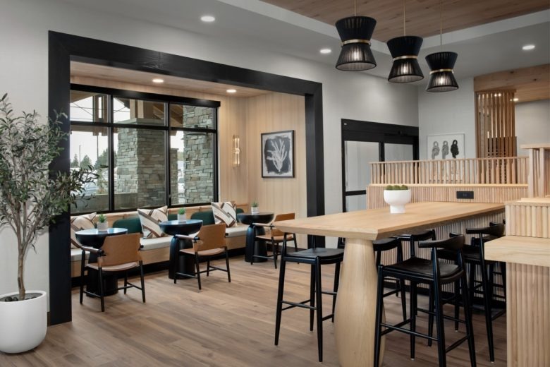 Диван и столики у окна Springhill Suites Hotel Ponderay