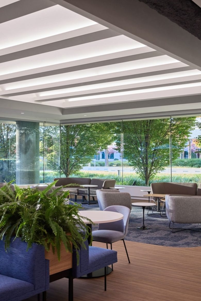 Диванчики и столики у окна Robert Half Offices