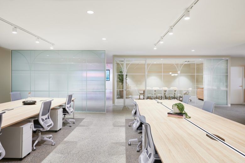 Длинные рабочие столы и кресла White Fox Offices