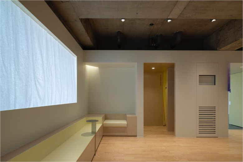 Длинный белый диван вдоль окна SISO Yoga studio