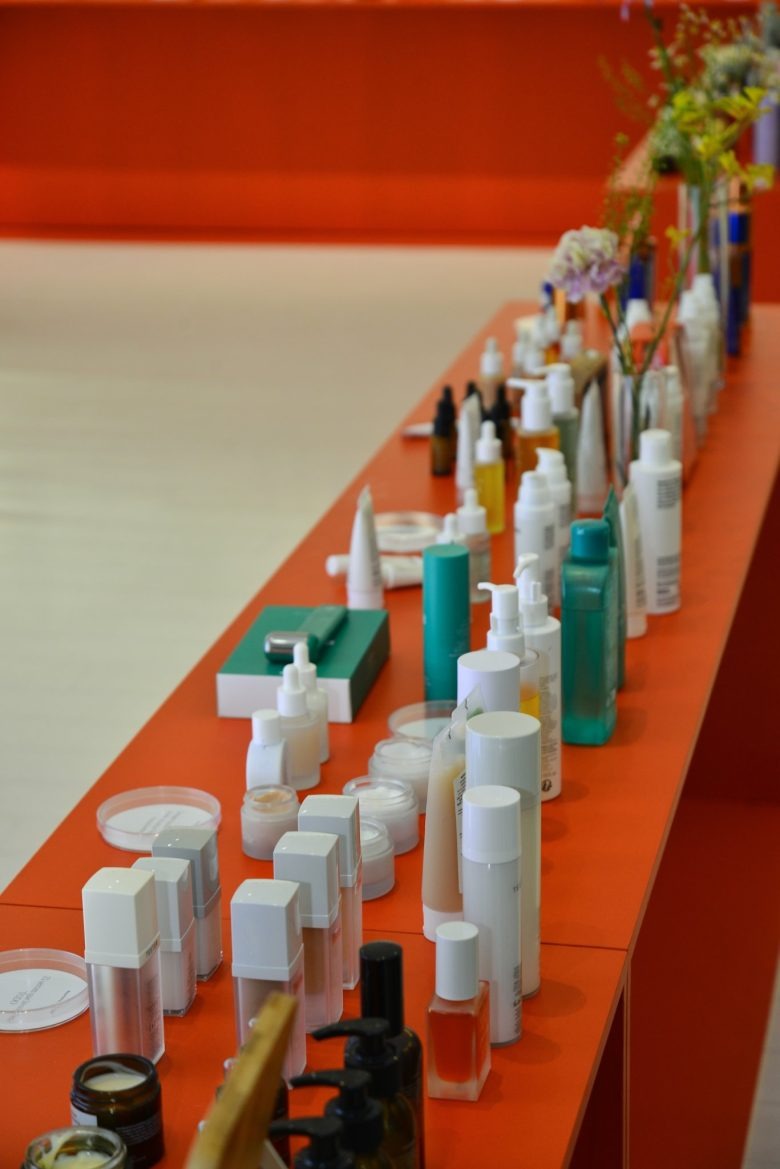 Длинный стол с ассортиментов продукции Laconicum’s Museum of Everyday Pleasures