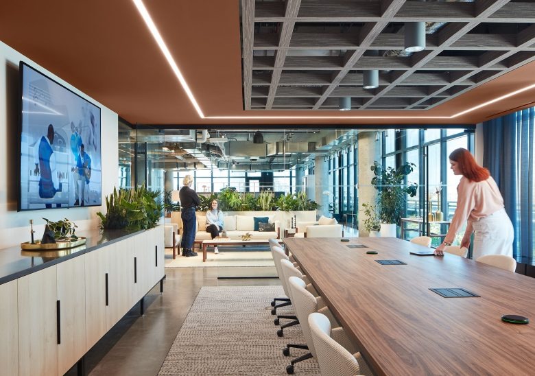 Длинный стол с креслами для совещаний Kimball International Showroom