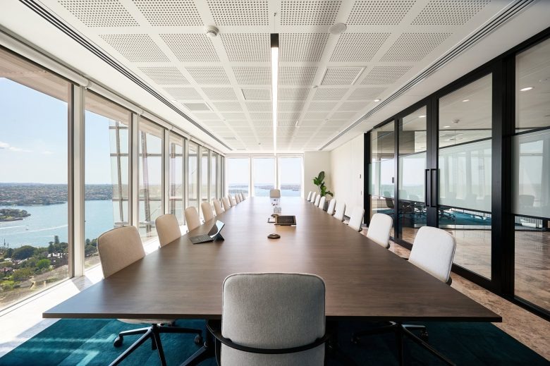 Длинный стол в кабинете совещаний Channel Capital Sydney Office