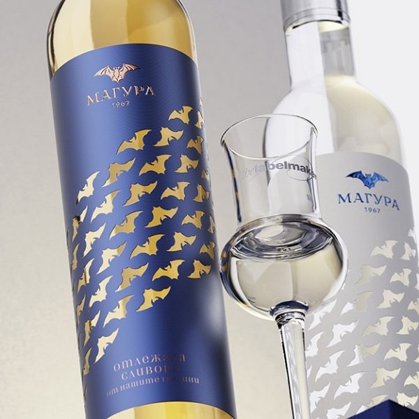 Две бутылки с напитками и бокал Old National Bank Offices