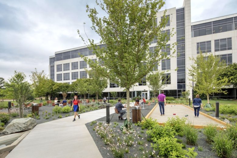 Двор офисного кампуса с озеленением и площадкой для игр Office