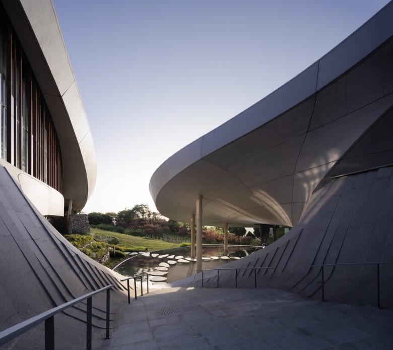 Двор с водоемом и пешеходными дорожками Longquan Mountain Observatory BUZZ