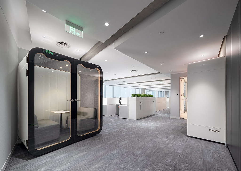 Двухместная акустическая кабина в open space