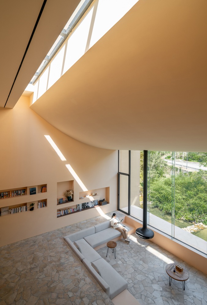 Двусветное пространство гостиной с диваном Sounder Inn