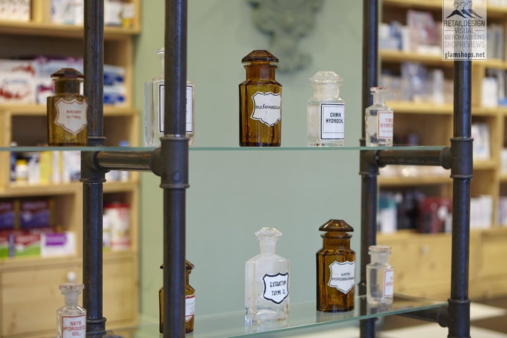 Металлический стеллаж в аптеке Farmacia Concept Store