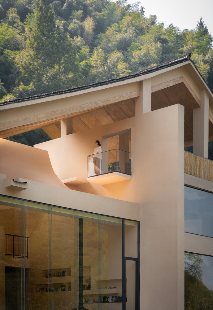 Фасад с балконом и панорамным остеклением Sounder Inn