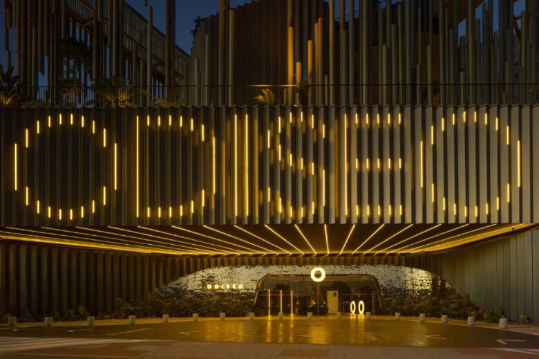 Фасад с неоновой надписью Odiseo Gastronomic and Leisure Center