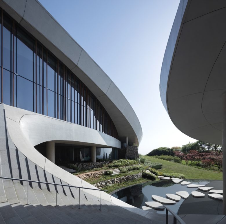 Фасад с панорамным остеклением и садом Longquan Mountain Observatory BUZZ