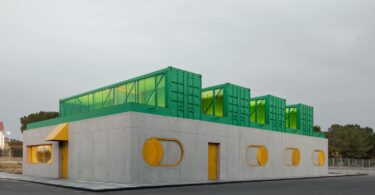 Фасад здания с контейнерными модулями