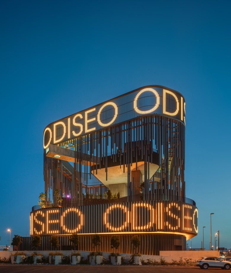 Фасад здания с неоновой вывеской Odiseo Odiseo Gastronomic and Leisure Center