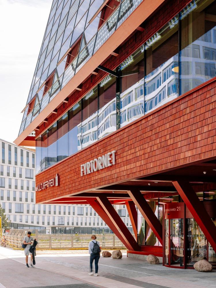 Фасад здания с вывеской Fyrtornet Fyrtornet High-Rise Building