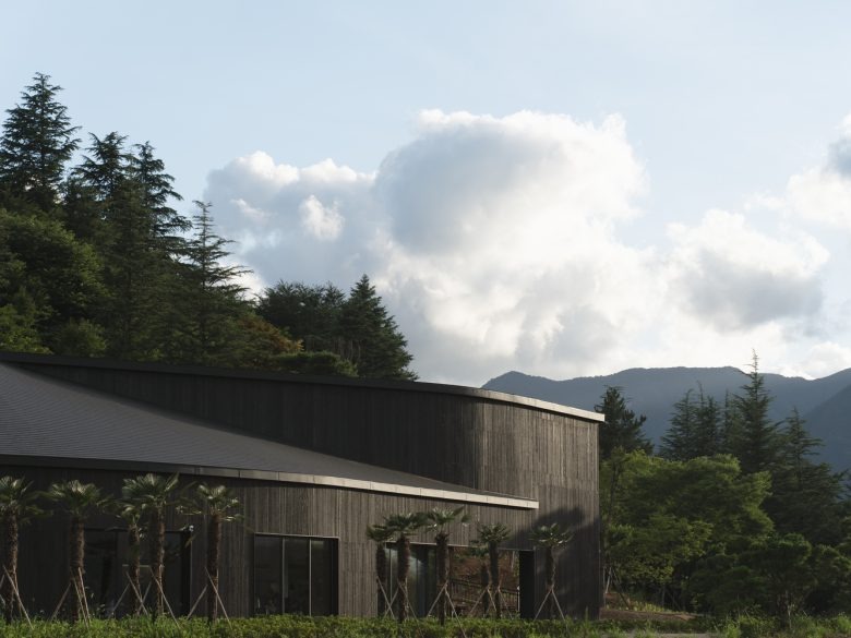 Фасад здания среди горного ландшафта Tan Mok Won