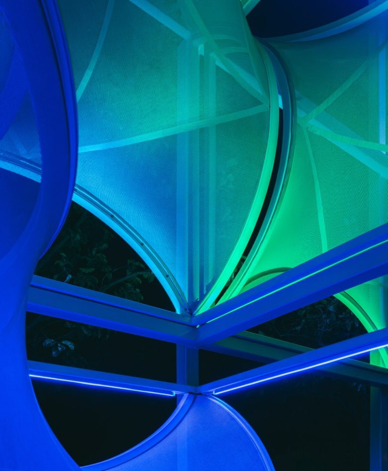 Фрагмент мембранной конструкции павильона с синей подсветкой Curly Cube