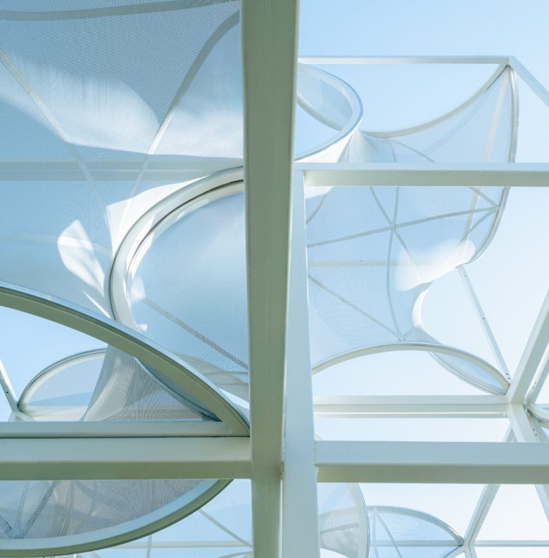 Фрагмент мембранной структуры павильона снизу Curly Cube