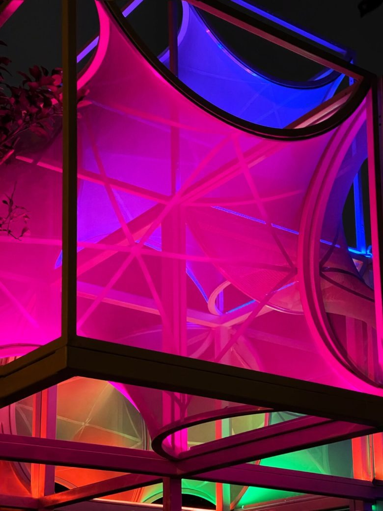 Фрагмент павильона с розовой световой подсветкой Curly Cube