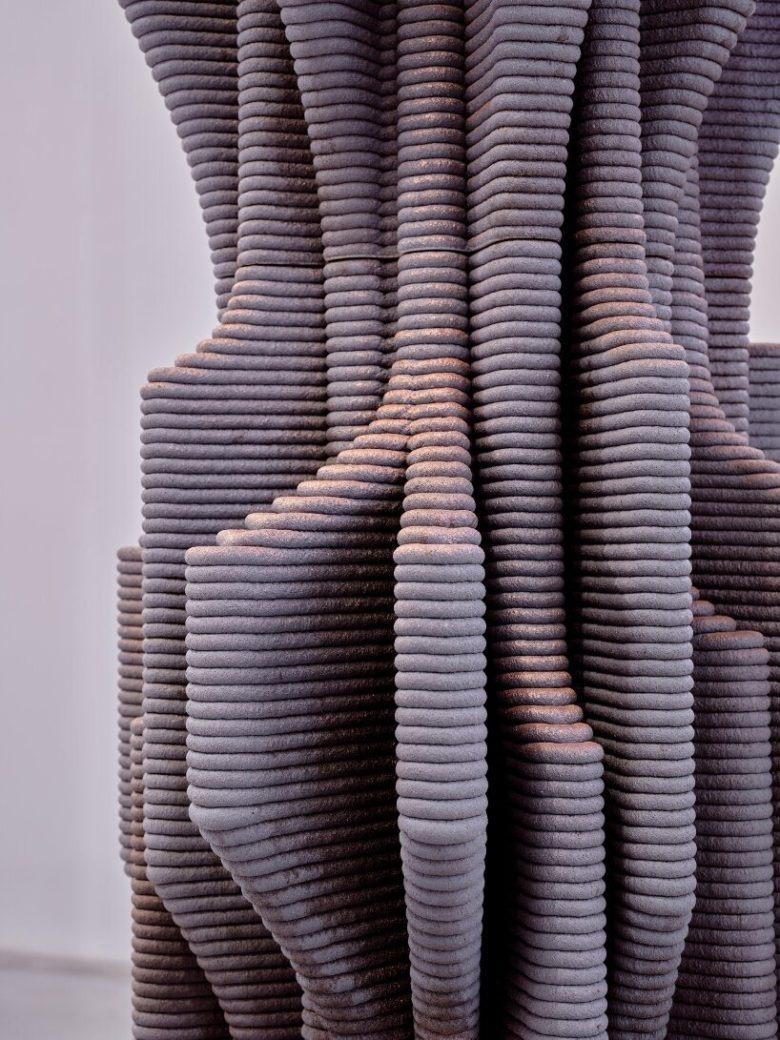 Фрагмент волнистой скульптуры крупный план The Virtues and Vices of Our Time installation