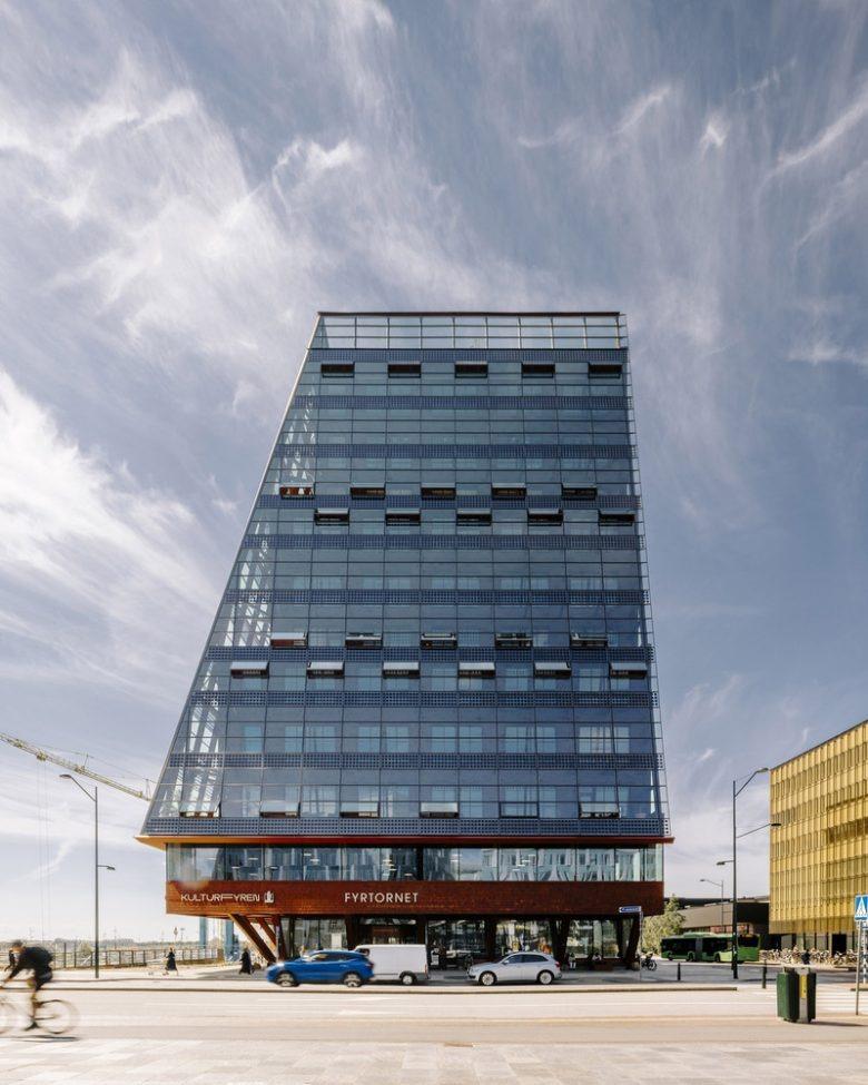 Фронтальный вид высотного здания Fyrtornet High-Rise Building