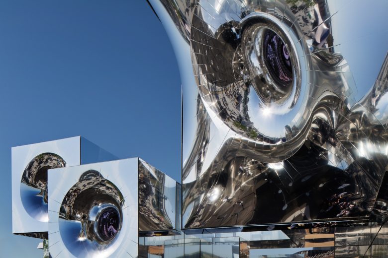 Футуристическое зеркала фасада вблизи Expo 2025 Osaka Pavilion null