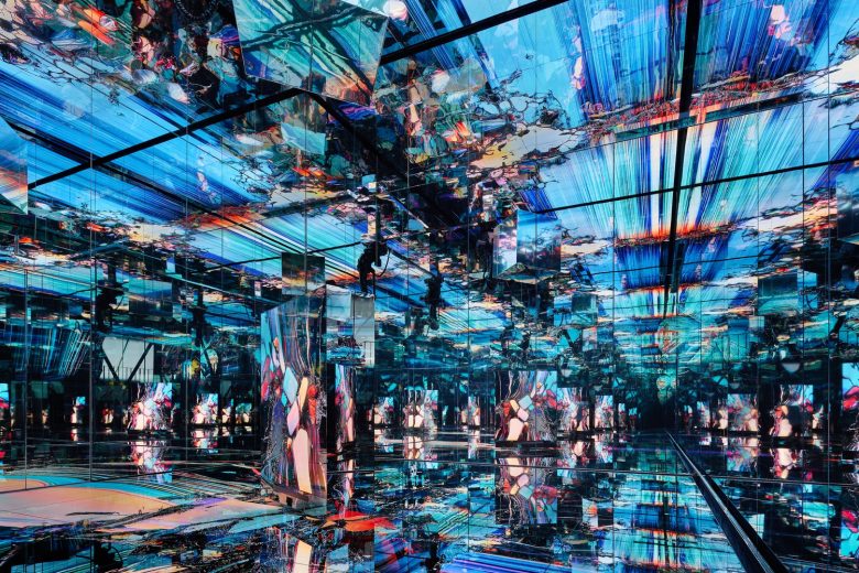 Футуристическое зеркальное пространство с отражениями и цветами Expo 2025 Osaka Pavilion null