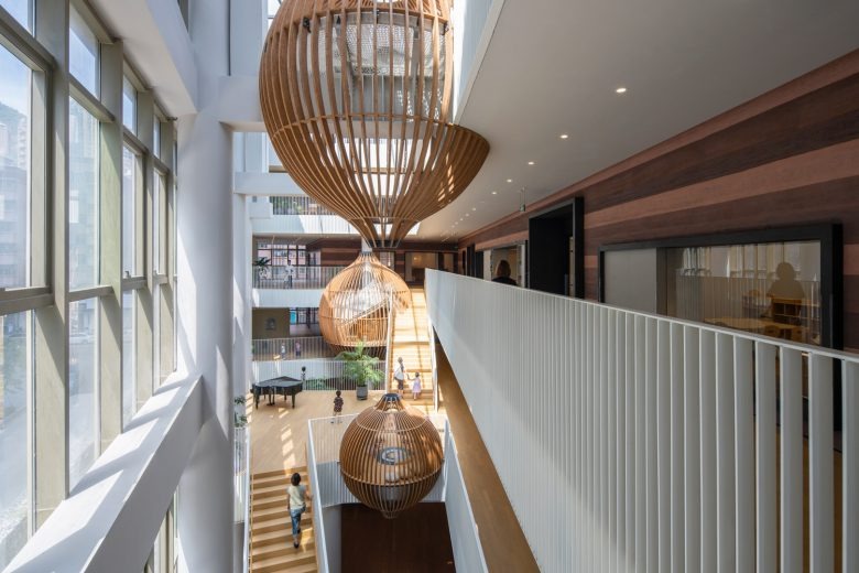 Галерея с видом на атриум и подвесные элементы Cheer Kindergartenchiatric Clinic