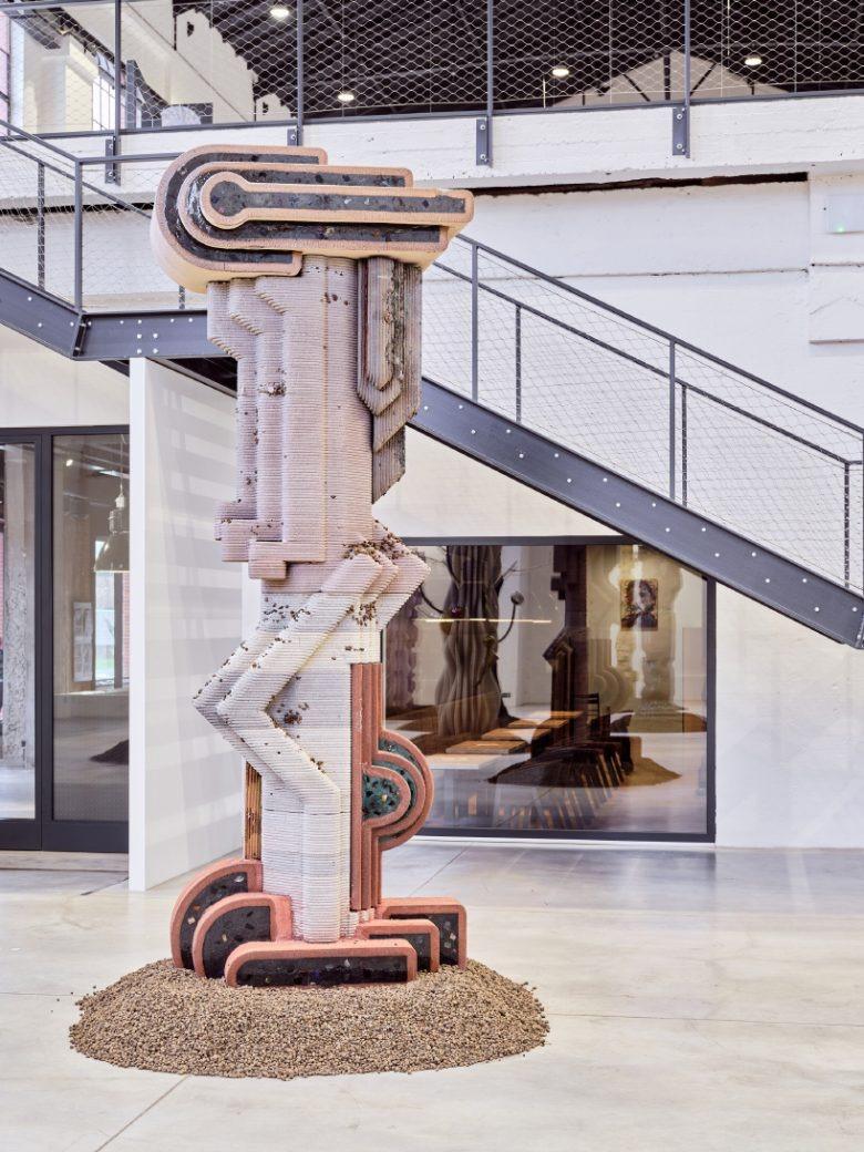 Геометрическая скульптура возле лестницы The Virtues and Vices of Our Time installation