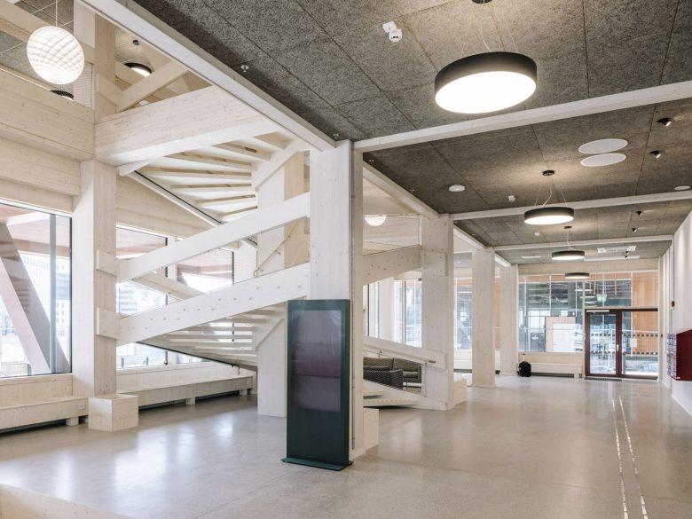 Главный холл с деревянной лестницей Fyrtornet High-Rise Building