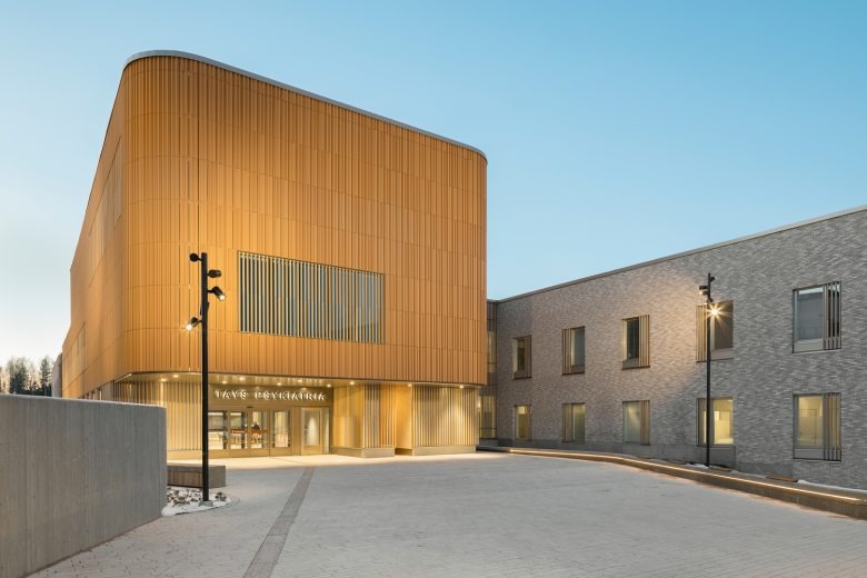 Главный вход в клинику с вечерним освещением Tampere Psychiatric Clinic