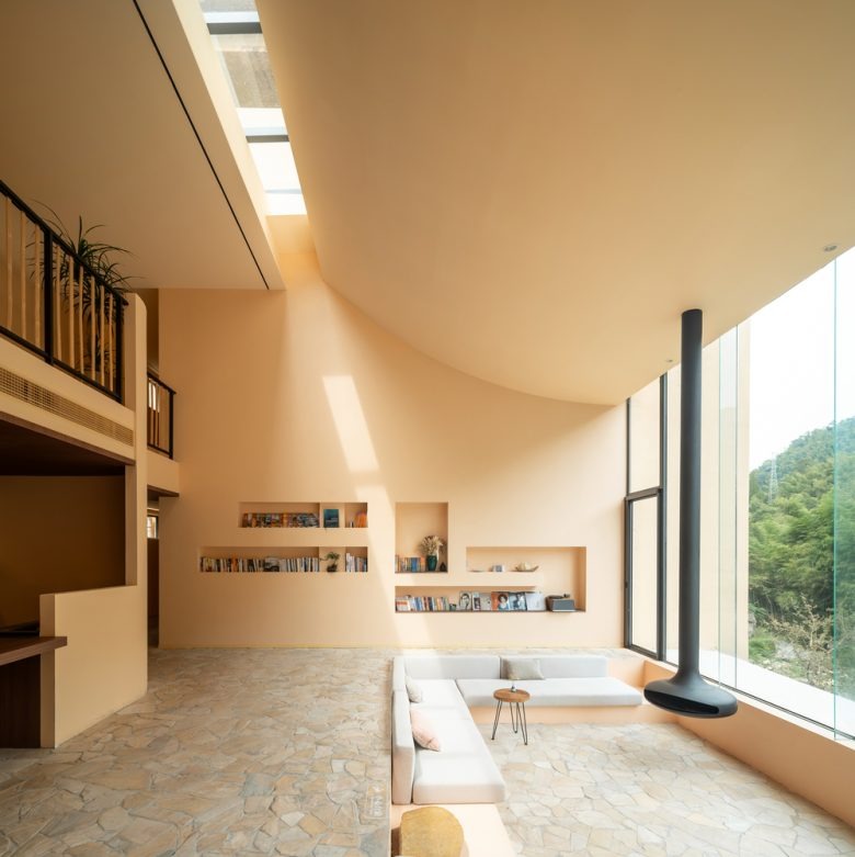 Гостиная с панорамным окном и камином Sounder Inn