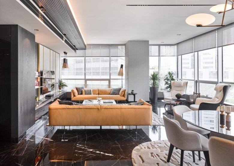 Лаунч зона офиса с диванами и панорамными окнами Ashan Yemek Offices