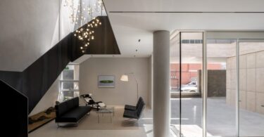 Холл и лестница на второй этаж Oztile Showroom