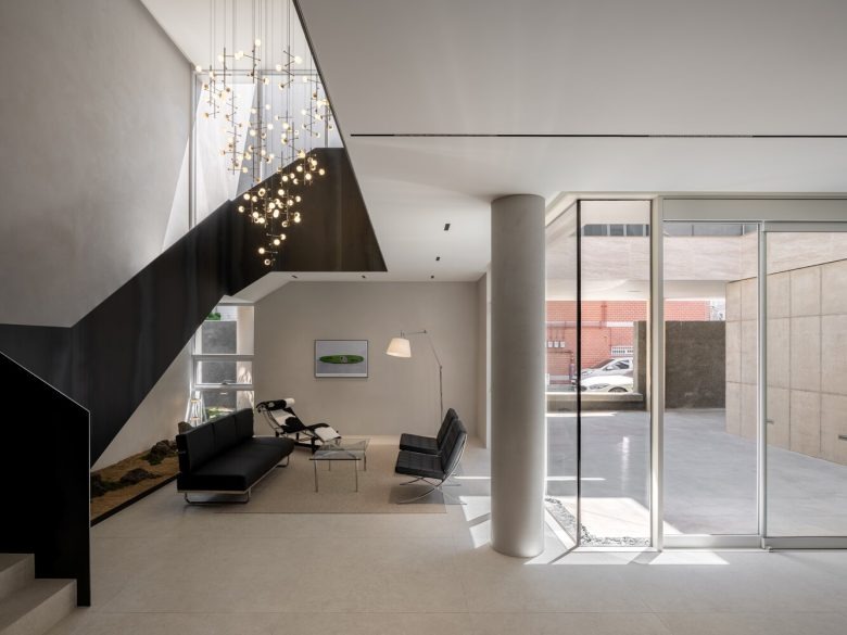 Холл и лестница на второй этаж Oztile Showroom