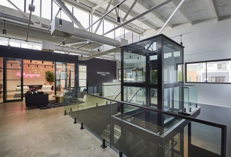 Холл и зона лифта White Fox Offices