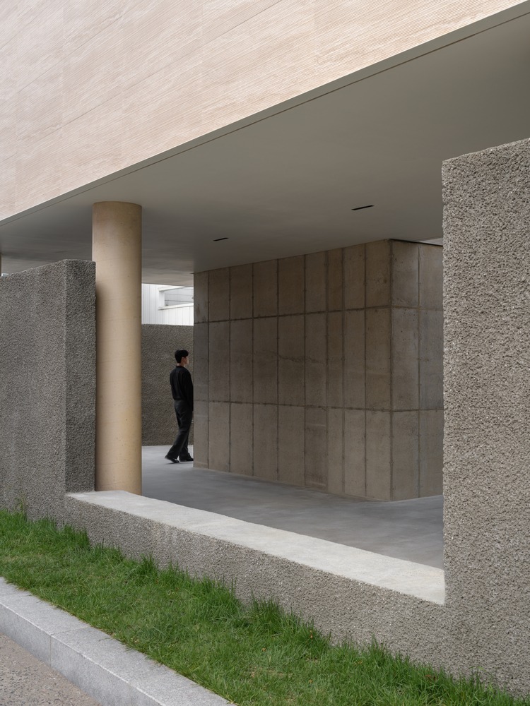 Холл на улице Oztile Showroom