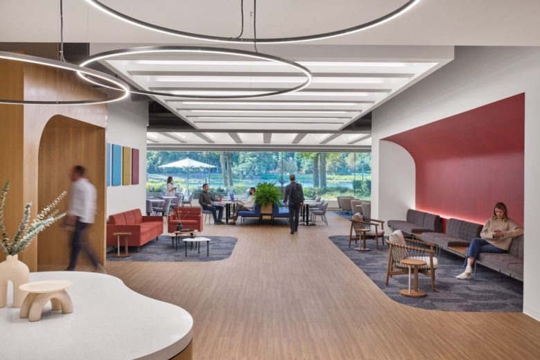 Холл с лаунч зоной Robert Half Offices