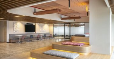 Холл со столиками для работы и отдыха Avizva Solutions Offices