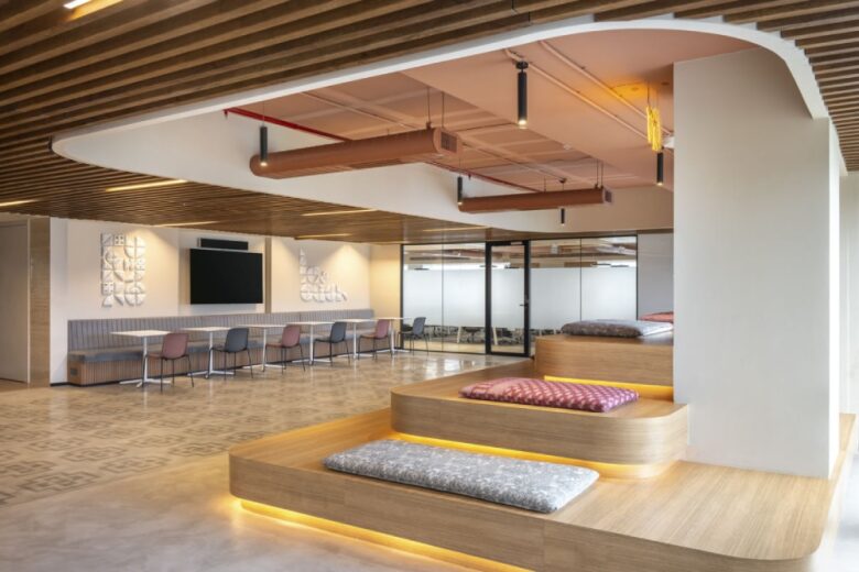 Холл со столиками для работы и отдыха Avizva Solutions Offices