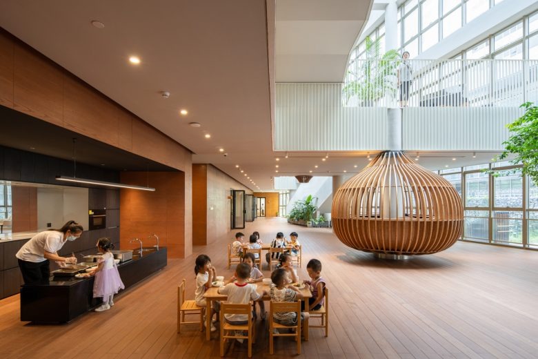 Игровая зона с детьми и кухонным уголком Cheer Kindergartenchiatric Clinic