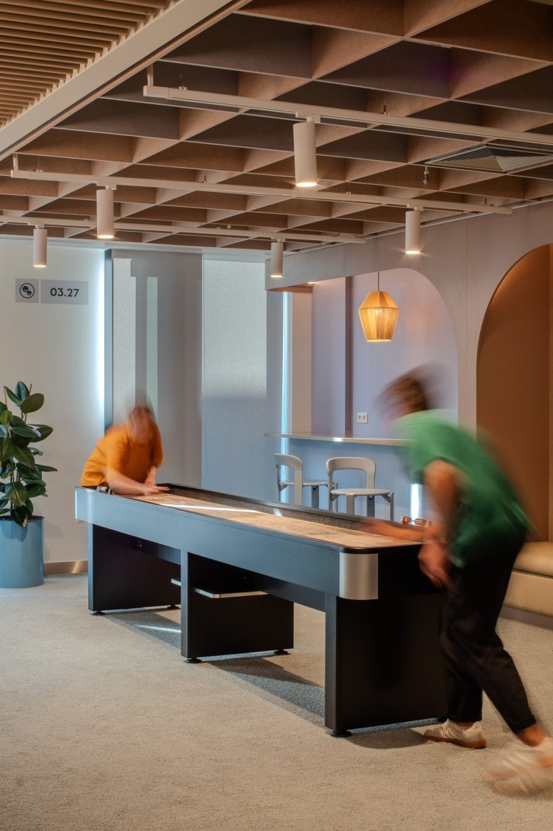 Игровая зона с настольной игрой и деревянным потолком Ørsted office