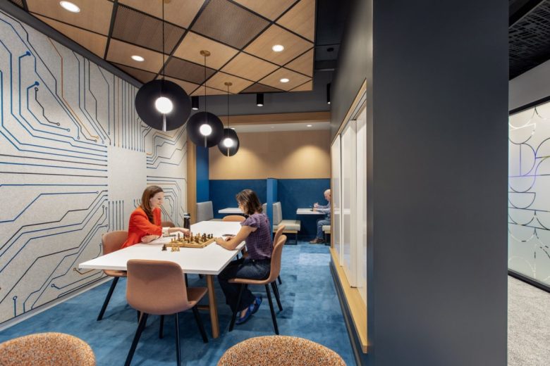 Игровая зона с шахматным столом и стеной в стиле печатной платы Office