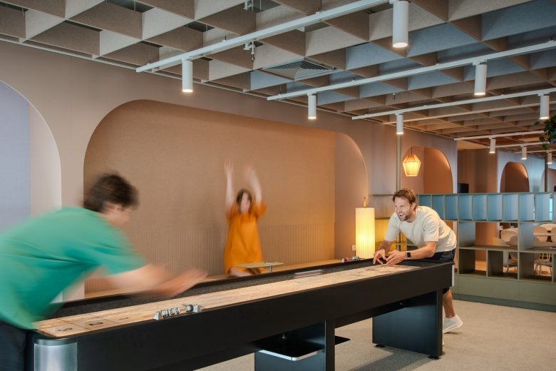 Игровая зона с сотрудниками и столом Ørsted office
