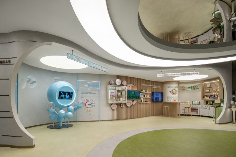 Информационная зона Nutrilite с обучающими стендами