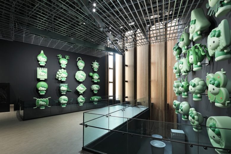 Инсталяция экспонатов на стенах Osaka Expo 2025 Japan Pavilion